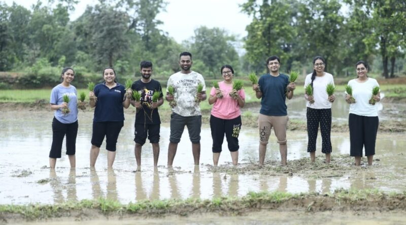 बालको कर्मचारियों ने किसानों के साथ मिलकर किया एसआरआई विधि से धान की रोपाई