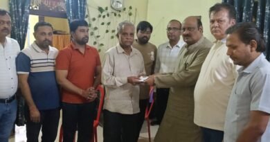 दिवंगत पत्रकार संजय देवांगन के परिजनों से मिले पूर्व मंत्री श्री जयसिंह अग्रवाल, सौंपी 25 हजार रुपये की सहायता राशि