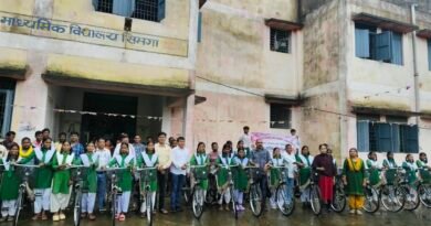 सरस्वती सायकल योजना से हायर सेकेण्डरी स्कूल सिमगा की 44 बालिकाओं के चेहरे पर खिली मुस्कान