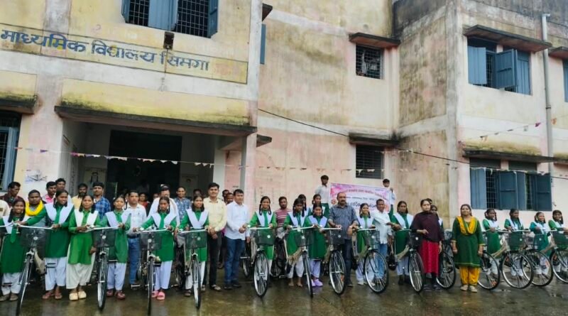सरस्वती सायकल योजना से हायर सेकेण्डरी स्कूल सिमगा की 44 बालिकाओं के चेहरे पर खिली मुस्कान