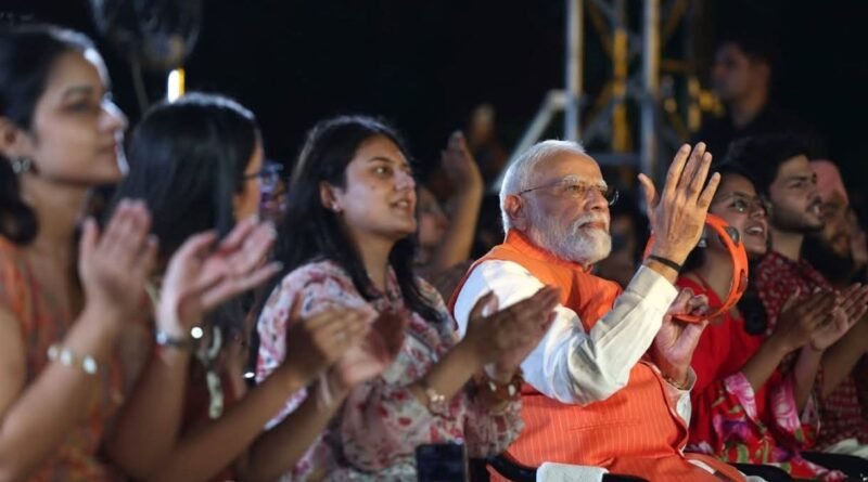 परख सक्सेना : थाली, दीये और अब भजन क्लबिंग, बिना राजनीतिक भीड़ के भरा मैदान, युवा मन का बदलता मूड