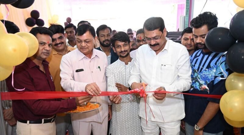 खड़े हुए मंत्री लखनलाल देवांगन और उद्घाटन करते भाजपा जिलाध्यक्ष गोपाल मोदी के इस फोटोशूट के मायने क्या हैं..!